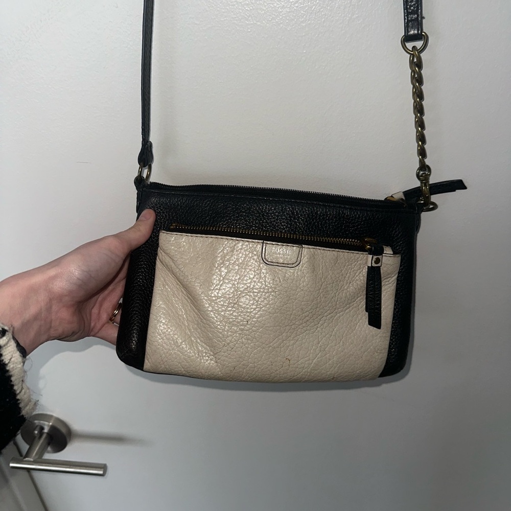 Fossil Black and Cream Crossbody Bag with Sleek Design